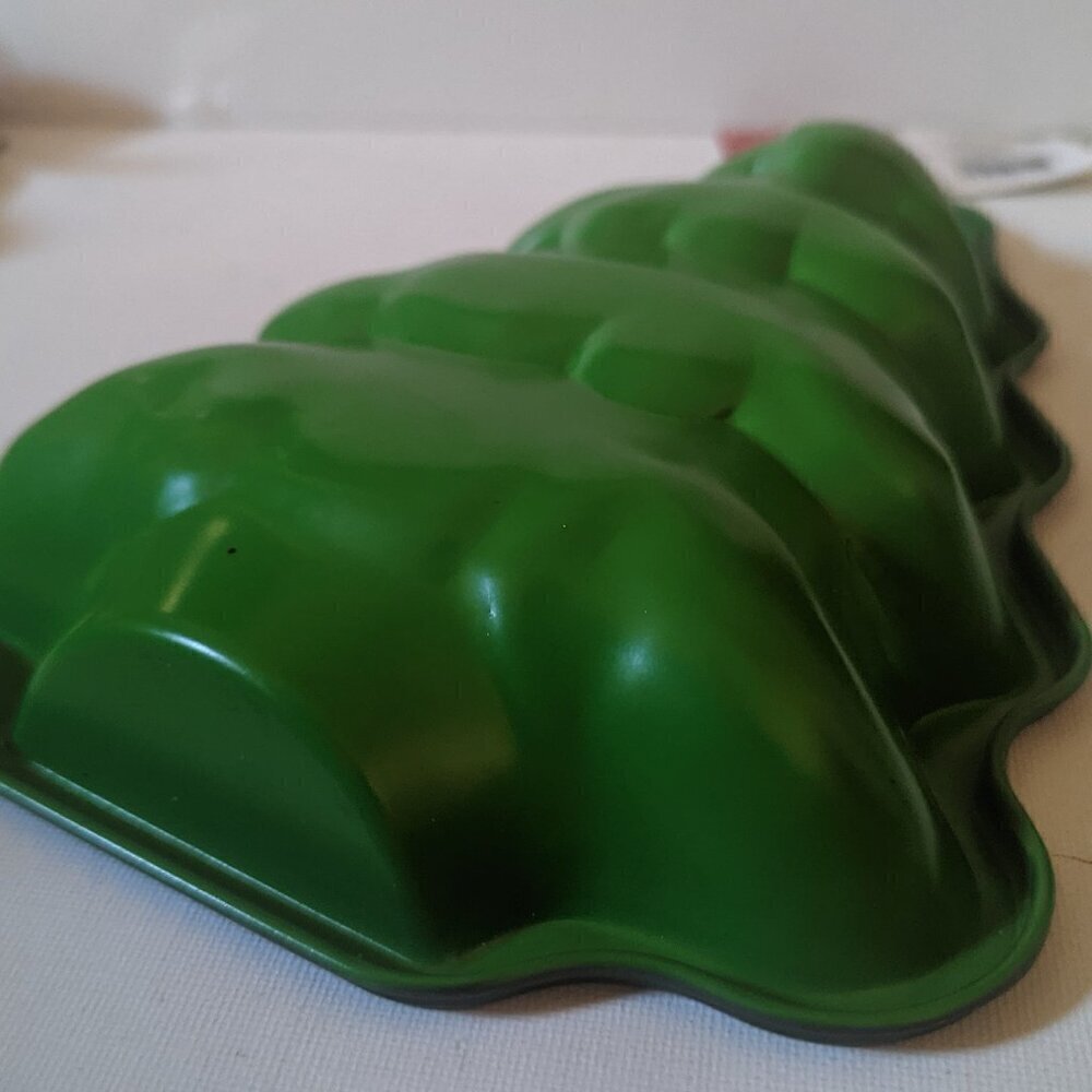 NWT Michael's Christmas Tree Cake Mold Holiday Kitchen Baking Decor Celebrate It - Picture 4 of 9